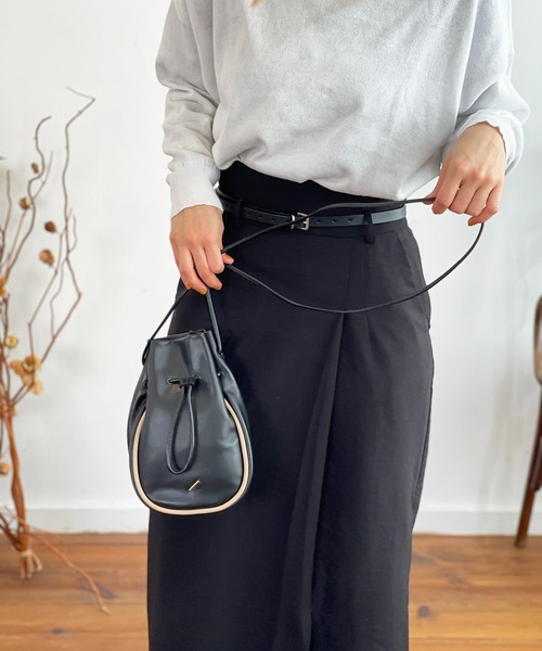 R/b nestle to BEAURE(アールビー)の「R/b カウレザー 2tone drawstring bag(ショルダーバッグ・レディース・ベージュ/ブラック/アイボリー/ブラウン・FREE)」の14枚目の写真