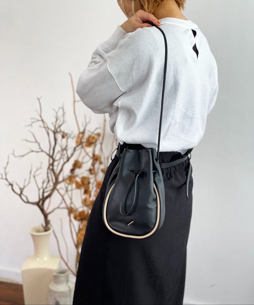 R/b nestle to BEAURE(アールビー)の「R/b カウレザー 2tone drawstring bag(ショルダーバッグ・レディース・ベージュ/ブラック/アイボリー/ブラウン・FREE)」の15枚目の写真