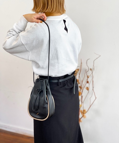 R/b nestle to BEAURE(アールビー)の「R/b カウレザー 2tone drawstring bag(ショルダーバッグ・レディース・ベージュ/ブラック/アイボリー/ブラウン・FREE)」の16枚目の写真
