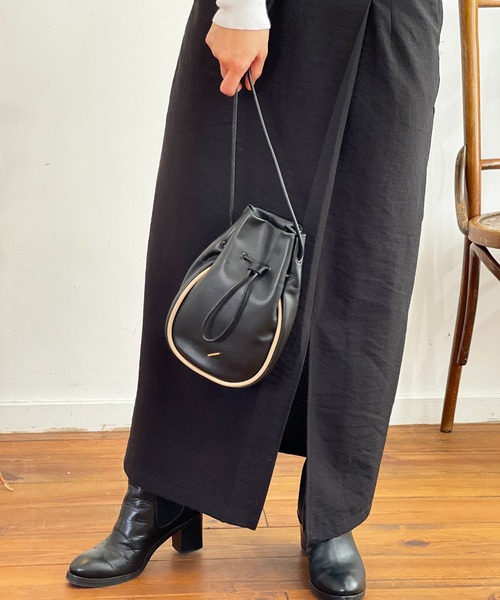 R/b nestle to BEAURE(アールビー)の「R/b カウレザー 2tone drawstring bag(ショルダーバッグ・レディース・ベージュ/ブラック/アイボリー/ブラウン・FREE)」の17枚目の写真