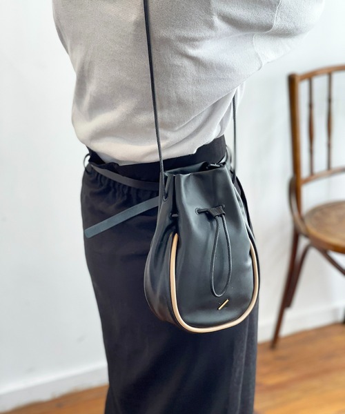 R/b nestle to BEAURE(アールビー)の「R/b カウレザー 2tone drawstring bag(ショルダーバッグ・レディース・ベージュ/ブラック/アイボリー/ブラウン・FREE)」の18枚目の写真