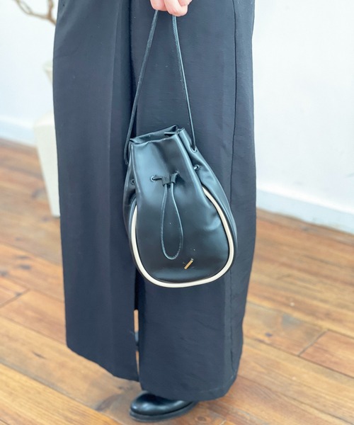 R/b nestle to BEAURE(アールビー)の「R/b カウレザー 2tone drawstring bag(ショルダーバッグ・レディース・ベージュ/ブラック/アイボリー/ブラウン・FREE)」の20枚目の写真