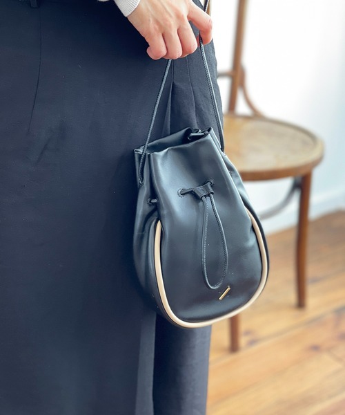 R/b nestle to BEAURE(アールビー)の「R/b カウレザー 2tone drawstring bag(ショルダーバッグ・レディース・ベージュ/ブラック/アイボリー/ブラウン・FREE)」の21枚目の写真