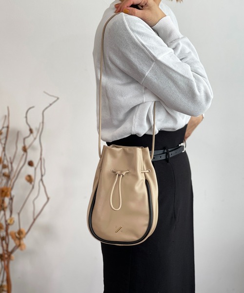 R/b nestle to BEAURE(アールビー)の「R/b カウレザー 2tone drawstring bag(ショルダーバッグ・レディース・ベージュ/ブラック/アイボリー/ブラウン・FREE)」の13枚目の写真