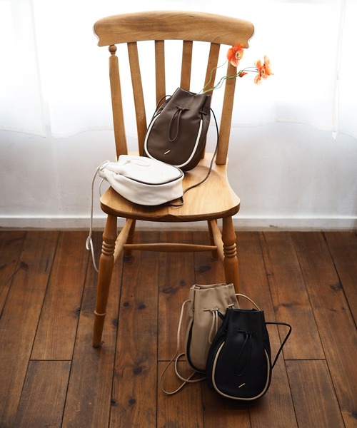 R/b nestle to BEAURE(アールビー)の「R/b カウレザー 2tone drawstring bag(ショルダーバッグ・レディース・ベージュ/ブラック/アイボリー/ブラウン・FREE)」の5枚目の写真