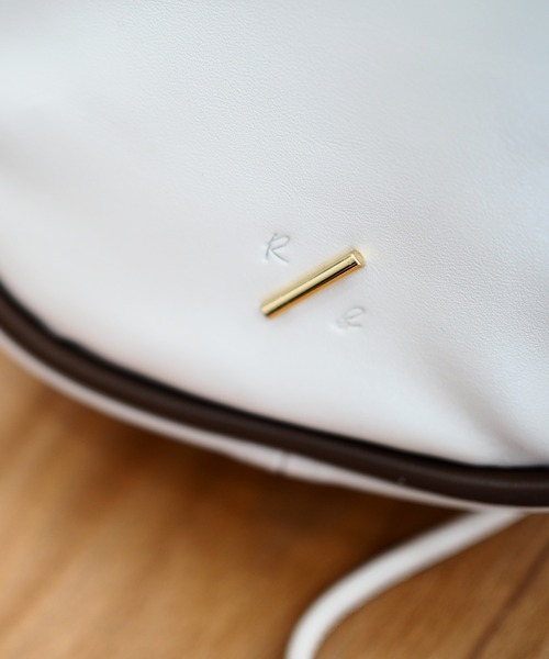 R/b nestle to BEAURE(アールビー)の「R/b カウレザー 2tone drawstring bag(ショルダーバッグ・レディース・ベージュ/ブラック/アイボリー/ブラウン・FREE)」の6枚目の写真