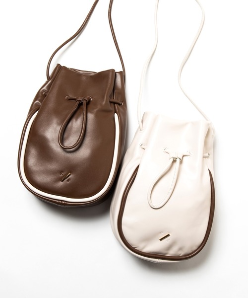 R/b nestle to BEAURE(アールビー)の「R/b カウレザー 2tone drawstring bag(ショルダーバッグ・レディース・ベージュ/ブラック/アイボリー/ブラウン・FREE)」の22枚目の写真