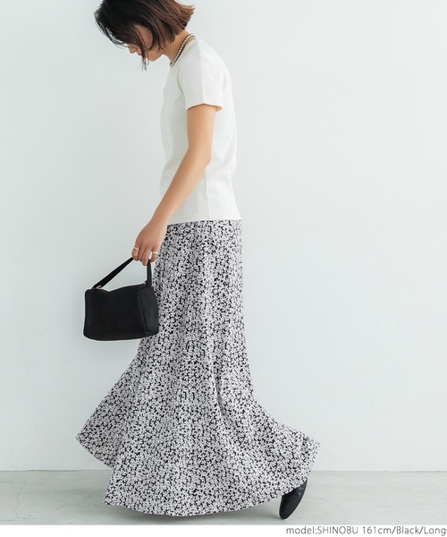 coca(coca)(コカ)の「モノクロフラワーフレアスカート(スカート・レディース・ブラック・SHORT/LONG)」の5枚目の写真