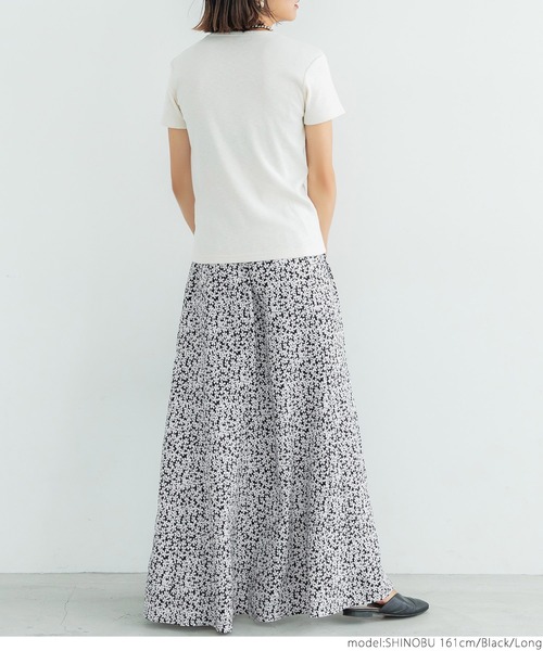 coca(coca)(コカ)の「モノクロフラワーフレアスカート(スカート・レディース・ブラック・SHORT/LONG)」の6枚目の写真