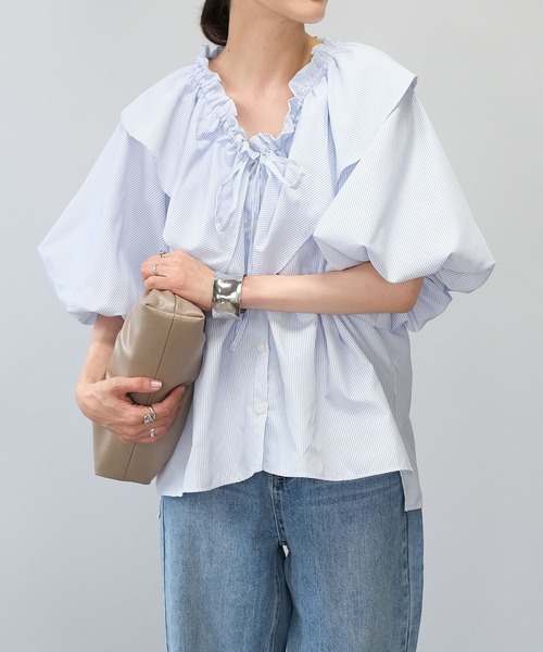 ANDJ(アンドジェイ)の「【2022/AW】先染めストライプフリルブラウス(シャツ/ブラウス・レディース・ブルー/ネイビー/ホワイト・M)」の2枚目の写真