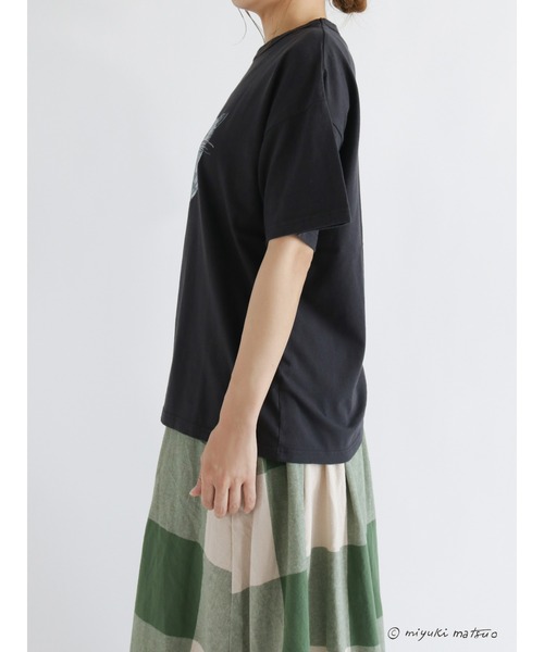 Samansa Mos2（サマンサ モスモス）の「【miyuki matsuo×Samansa Mos2】プリントTシャツ（Tシャツ/カットソー・レディース・オフホワイト/チャコール/キナリ・ﾌﾘ-）」の7枚目の写真