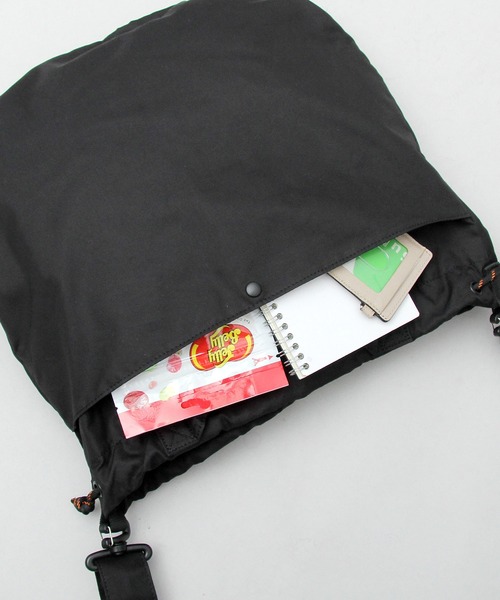 UNIVERSAL OVERALL（ユニバーサルオーバーオール）の「コットンギャバジンツイル 2WAY ショルダートート（ショルダーバッグ・メンズ・ブラック/ベージュ・FREE）」の5枚目の写真