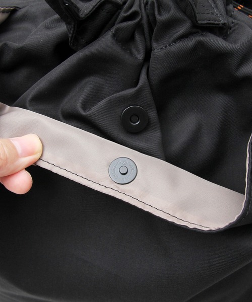 UNIVERSAL OVERALL（ユニバーサルオーバーオール）の「コットンギャバジンツイル 2WAY ショルダートート（ショルダーバッグ・メンズ・ブラック/ベージュ・FREE）」の17枚目の写真