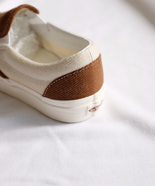 And A(アンドエー)の「VANS ヴァンズ / CLASSIC SLIP-ON クラシックスリッポン バイカラー配色切り替え キャンバスローカットスニーカー / VN0A5JMHBUE(スリッポン・レディース・ブラウン・24.5cm/23.5cm/23cm/24cm)」の12枚目の写真