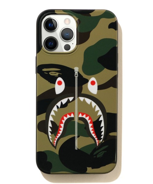 A BATHING APE(アベイシングエイプ)の「1ST CAMO SHARK IPHONE 12 PRO MAX CASE M(スマホケース/カバー・メンズ・イエロー/グリーン・FREE)」の1枚目の写真