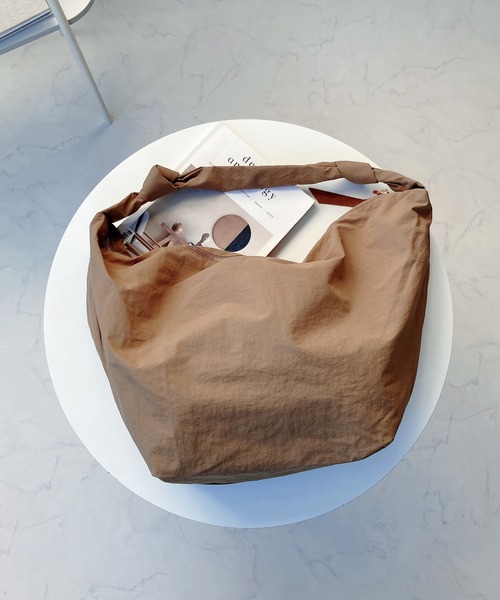 AS KNOW AS plus（アズノゥアズプラス）の「ナイロン ビッグショルダーバッグ（ショルダーバッグ・レディース・ブラック/ベージュ/アイボリー・FREE）」の12枚目の写真