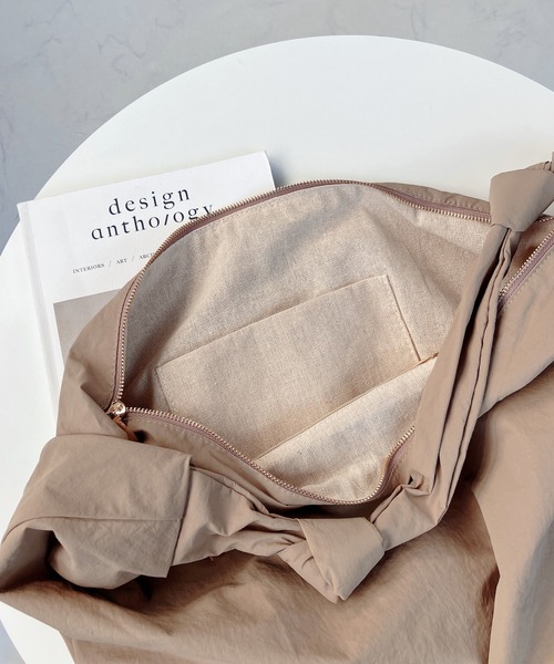 AS KNOW AS plus（アズノゥアズプラス）の「ナイロン ビッグショルダーバッグ（ショルダーバッグ・レディース・ブラック/ベージュ/アイボリー・FREE）」の8枚目の写真