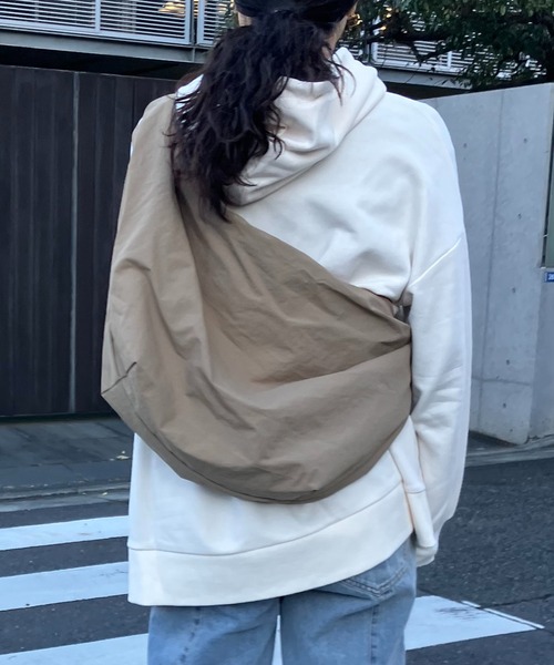 AS KNOW AS plus（アズノゥアズプラス）の「ナイロン ビッグショルダーバッグ（ショルダーバッグ・レディース・ブラック/ベージュ/アイボリー・FREE）」の6枚目の写真