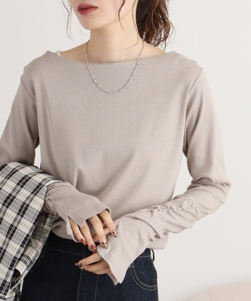 atONE(アットワン)の「atONE ボートネック指空き長袖Tシャツ(Tシャツ/カットソー・レディース・オフホワイト/チャコールグレー/杢グレー/グレイッシュベージュ/ブラック/カーキ/チェリーレッド/ネイビー/グレイッシュブルー・M/3L/4L/LL/L)」の5枚目の写真