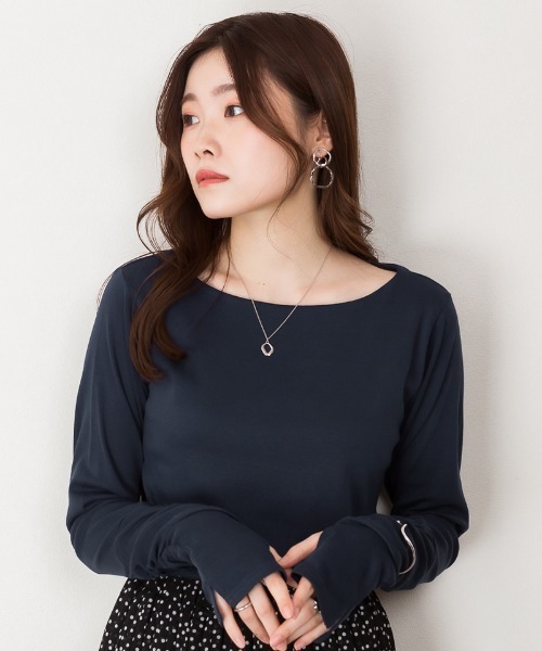 atONE(アットワン)の「atONE ボートネック指空き長袖Tシャツ(Tシャツ/カットソー・レディース・オフホワイト/チャコールグレー/杢グレー/グレイッシュベージュ/ブラック/カーキ/チェリーレッド/ネイビー/グレイッシュブルー・M/3L/4L/LL/L)」の15枚目の写真