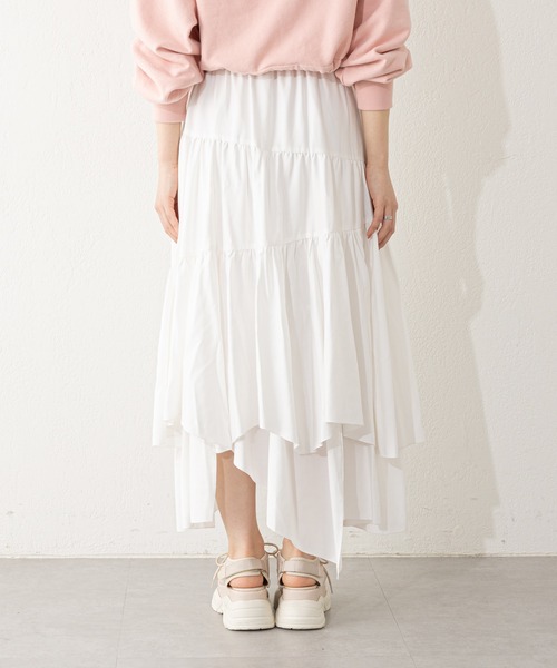 【haru】ホワイトティアードスカート、チャコールTシャツ haru】ホワイトティアードスカート、チャコールTシャツ haru