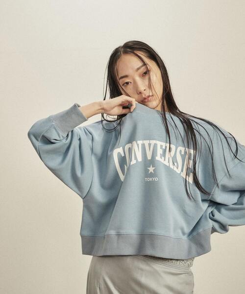 CONVERSE TOKYO（コンバーストウキョウ）の「LOGO DESIGN SHORT SWEAT（スウェット・レディース・グレー/オフホワイト/ホワイト/ブルー/ボルドー・FREE）」の4枚目の写真
