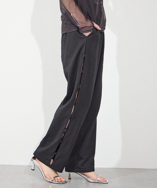 ELLEgirl（エルガール）の「サイドカットスウェットワイドパンツ【ELLEgirl/エル ガール】（スウェットパンツ・レディース・ブラック/ライトパープル/アイボリー・FREE）」の12枚目の写真