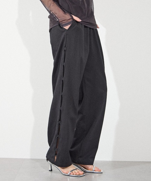 ELLEgirl（エルガール）の「サイドカットスウェットワイドパンツ【ELLEgirl/エル ガール】（スウェットパンツ・レディース・ブラック/ライトパープル/アイボリー・FREE）」の9枚目の写真