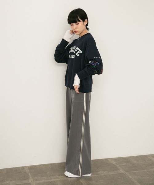 KBF（ケイビーエフ）の「エンブロイダリースウェット（スウェット・レディース・グレー/ネイビー・ONE）」の4枚目の写真