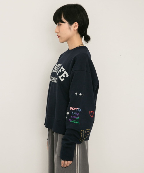 KBF（ケイビーエフ）の「エンブロイダリースウェット（スウェット・レディース・グレー/ネイビー・ONE）」の7枚目の写真