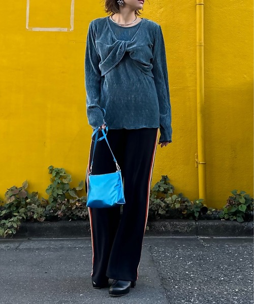 mi via loca（ミヴィアロカ）の「シャイニーベロアプリーツ レイヤードTWISTビスチェトップス（Tシャツ/カットソー・レディース・ブラック/ブルー/マスタード・FREE）」の4枚目の写真