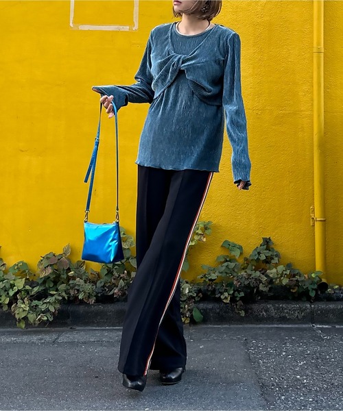 mi via loca（ミヴィアロカ）の「シャイニーベロアプリーツ レイヤードTWISTビスチェトップス（Tシャツ/カットソー・レディース・ブラック/ブルー/マスタード・FREE）」の17枚目の写真