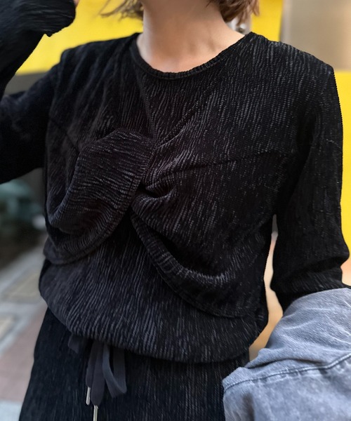 mi via loca（ミヴィアロカ）の「シャイニーベロアプリーツ レイヤードTWISTビスチェトップス（Tシャツ/カットソー・レディース・ブラック/ブルー/マスタード・FREE）」の13枚目の写真