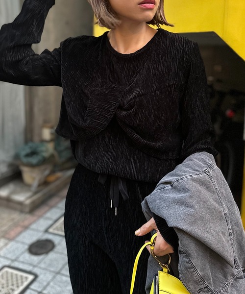 mi via loca（ミヴィアロカ）の「シャイニーベロアプリーツ レイヤードTWISTビスチェトップス（Tシャツ/カットソー・レディース・ブラック/ブルー/マスタード・FREE）」の7枚目の写真