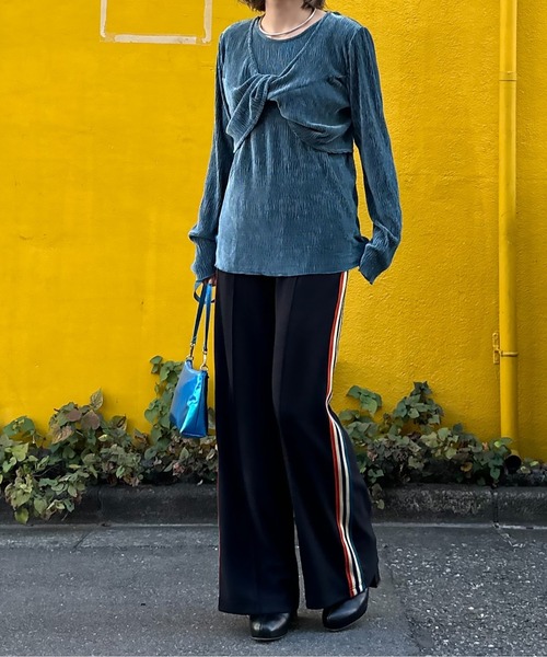 mi via loca（ミヴィアロカ）の「シャイニーベロアプリーツ レイヤードTWISTビスチェトップス（Tシャツ/カットソー・レディース・ブラック/ブルー/マスタード・FREE）」の10枚目の写真