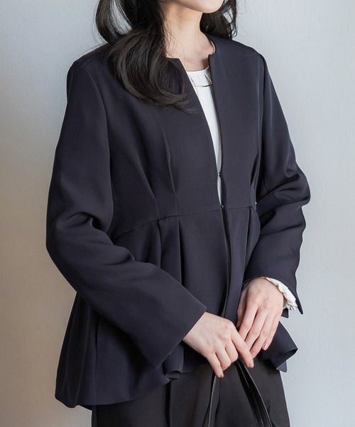 coca(coca)(コカ)の「セットアップ対応ぺプラムジャケット(ノーカラージャケット・レディース・ネイビー/ライトベージュ・M/L)」の2枚目の写真