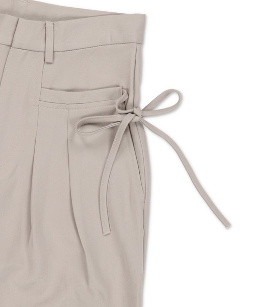 SPINNS(スピンズ)の「サイドリボンデザイン タックパンツ(スラックス・レディース・ブラック/グレイッシュベージュ/チャコール・ONESIZE)」の7枚目の写真
