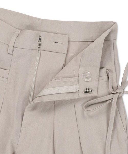 SPINNS(スピンズ)の「サイドリボンデザイン タックパンツ(スラックス・レディース・ブラック/グレイッシュベージュ/チャコール・ONESIZE)」の6枚目の写真