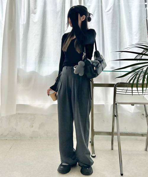 SPINNS(スピンズ)の「サイドリボンデザイン タックパンツ(スラックス・レディース・ブラック/グレイッシュベージュ/チャコール・ONESIZE)」の9枚目の写真