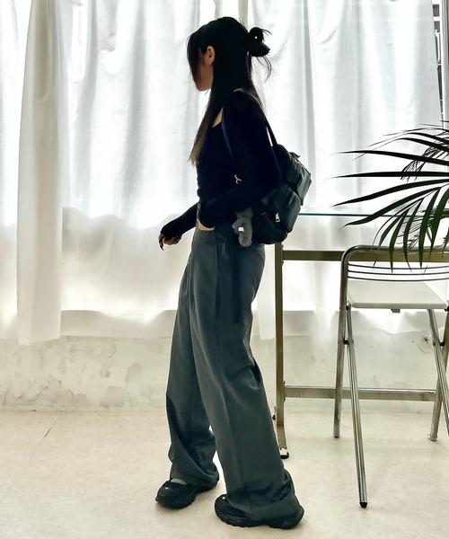 SPINNS(スピンズ)の「サイドリボンデザイン タックパンツ(スラックス・レディース・ブラック/グレイッシュベージュ/チャコール・ONESIZE)」の11枚目の写真