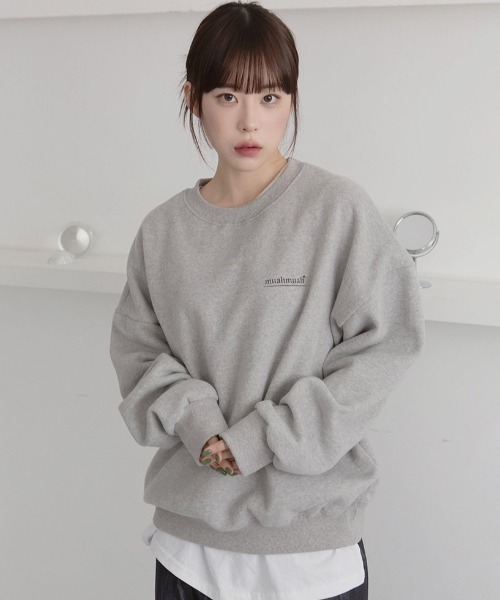 muahmuah(ムーアムーア)の「A'GEM/9 × .kom『muah muah/ムーアムーア』LETTERING LOGO MTM/レタリングロゴ スウェット(スウェット・レディース・ブラック/グレー・FREE)」の2枚目の写真