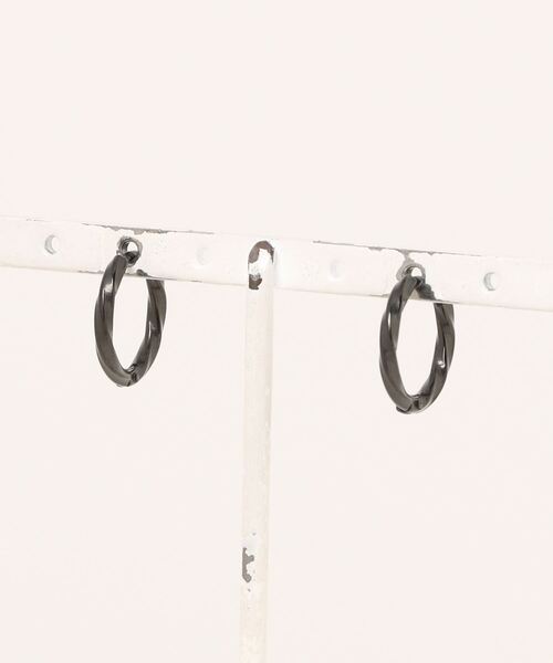 ARCHIVER（アーカイバ）の「【Al】Stainless Twist Pierce 14mm（ピアス（両耳用）・レディース・シルバー/ブラック/ゴールド・FREE）」の5枚目の写真