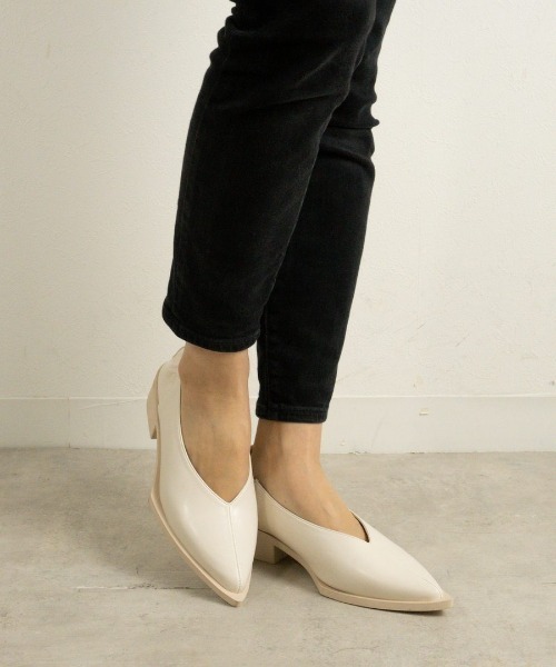 Fabby fabby(ファビィーファビィー)の「バックギャザーポインテッドパンプス(パンプス・レディース・イエロー/オフホワイト/ブラック/シルバー・MEDIUM/LARGE/SMALL)」の2枚目の写真