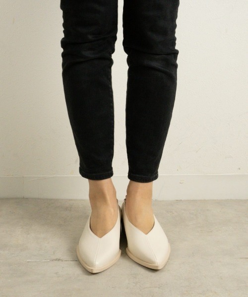 Fabby fabby(ファビィーファビィー)の「バックギャザーポインテッドパンプス(パンプス・レディース・イエロー/オフホワイト/ブラック/シルバー・MEDIUM/LARGE/SMALL)」の17枚目の写真