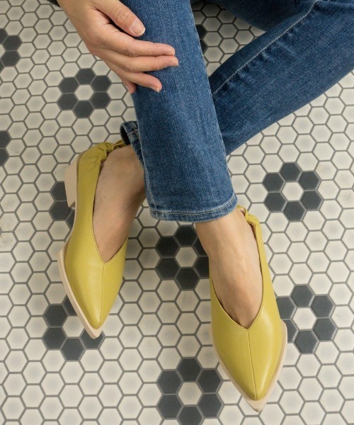 Fabby fabby(ファビィーファビィー)の「バックギャザーポインテッドパンプス(パンプス・レディース・イエロー/オフホワイト/ブラック/シルバー・MEDIUM/LARGE/SMALL)」の5枚目の写真