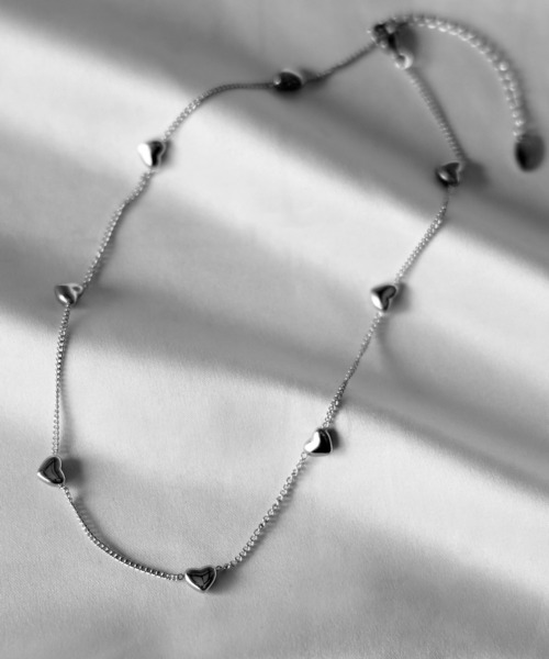 me+em select（ミームセレクト）の「ミニマルハートチェーンチョーカーネックレス ／ MINIMAL HEART CHAIN CHOKER NECKLACE（ネックレス・レディース・シルバー・FREE）」の3枚目の写真