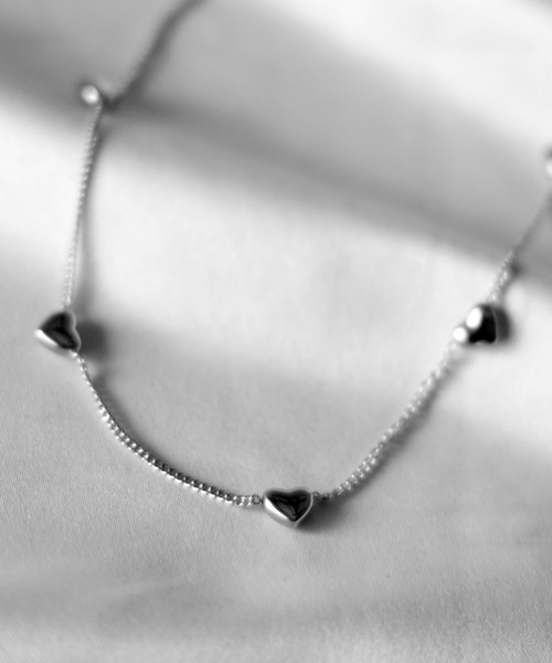 me+em select（ミームセレクト）の「ミニマルハートチェーンチョーカーネックレス ／ MINIMAL HEART CHAIN CHOKER NECKLACE（ネックレス・レディース・シルバー・FREE）」の4枚目の写真