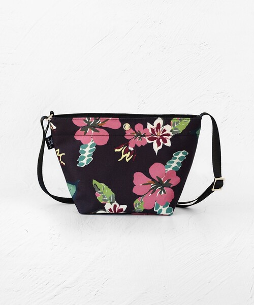 TOCCA(トッカ)の「LOVE MY COLOR CROSSBODY BAG バッグ(ショルダーバッグ・レディース・アイボリー系/カーキ系/ブラック系/ブラック系5/ピンク系/ネイビー系/ベージュ系/ブルー系・F)」の3枚目の写真