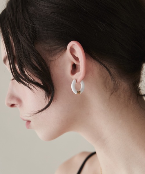ciite' surgical stainless(シーテサージカルステンレス)の「【 金属アレルギー対応 】 バイカラー フープピアス サージカルステンレス (両耳用)(ピアス(両耳用)・レディース・ブラック系その他/ホワイト/ホワイト系その他/ブラック・FREE)」の2枚目の写真
