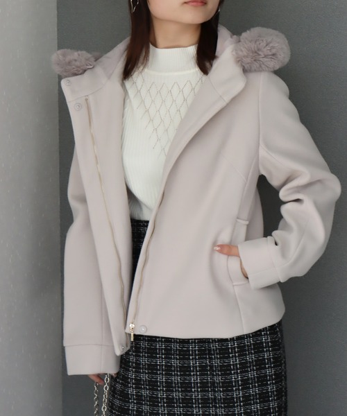 libelle more(リベル モア)の「バックリボン エコファー付きフードショートコート(その他アウター・レディース・ベージュ/ピンク/アイボリー/ブラック/グレー・M/L)」の5枚目の写真